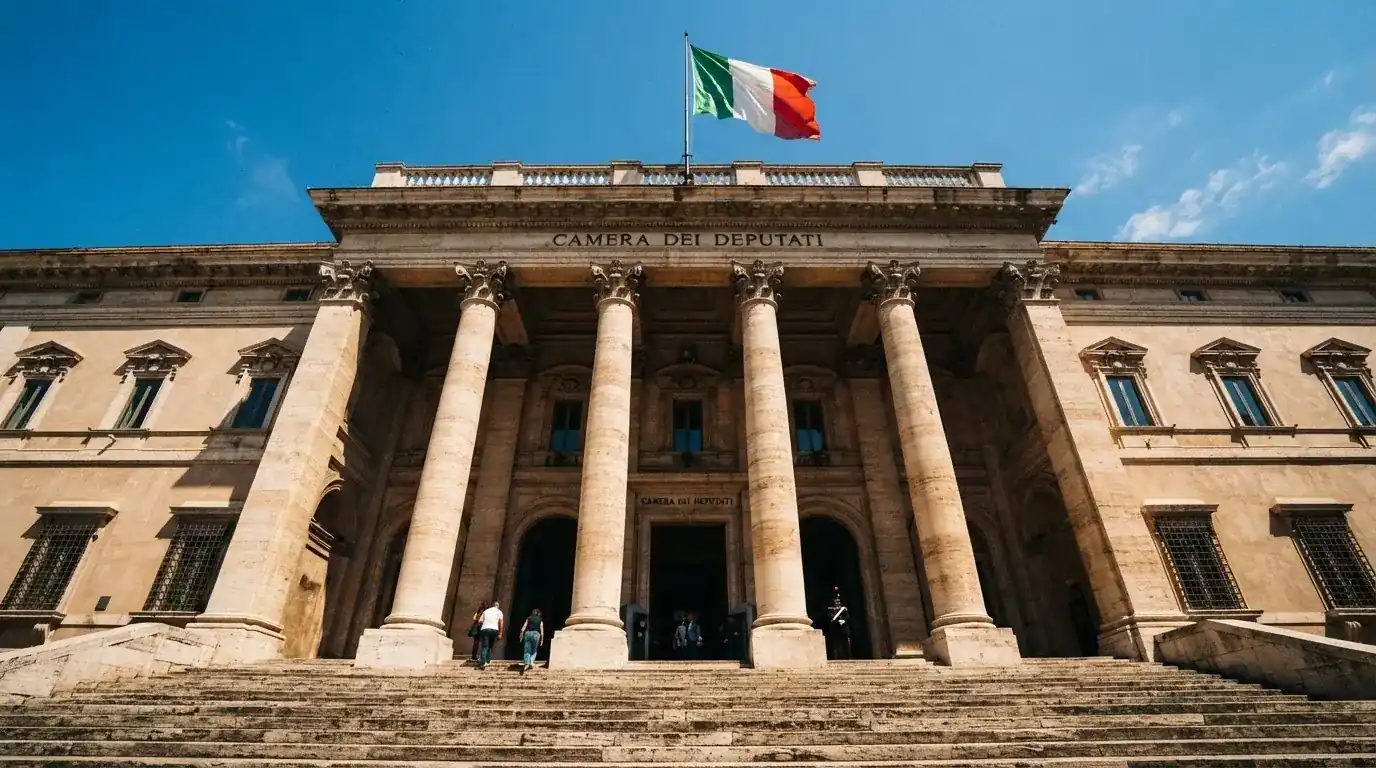 Un edificio governativo italiano con bandiera al vento fotografato dal basso in una giornata di sole.