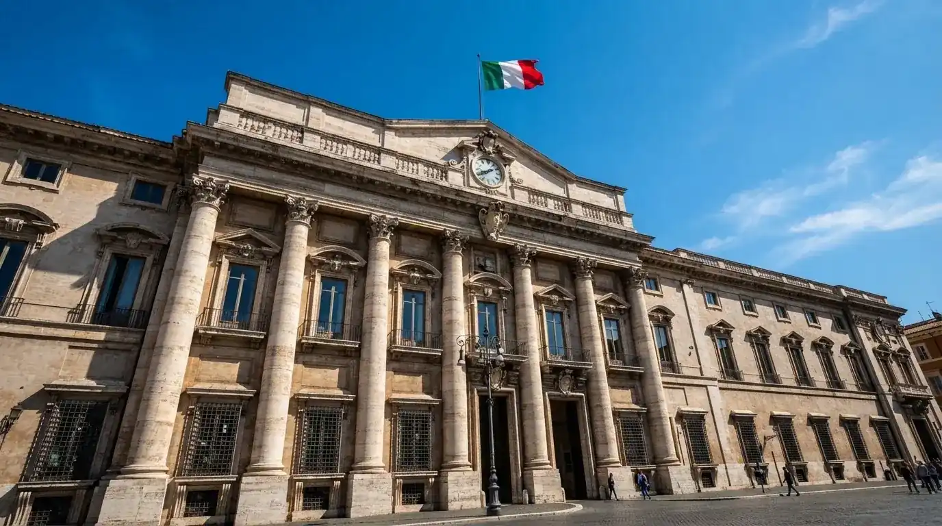 Un edificio governativo italiano con bandiera al vento fotografato dal basso in una giornata di sole.